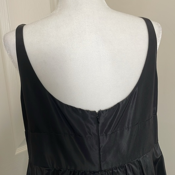 Carmen Marc Valvo: Silk Cocktail Dress with Bubble Hem - Picture 4 of 15